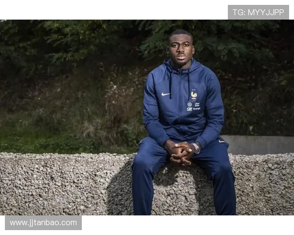 法国23岁＂天选＂国脚一脸憨笑!感谢中国球迷熬夜支持